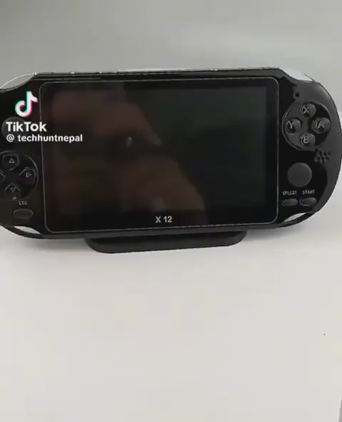 Console de jeux x12. Portable, puissante et pleine de nosta . Plus de 3500 jeux intégrés , les classiques de votre enfance ( PS1, NES, Game, batterie 1800mAh ( rechargeable via USB ,musique, bleuthooth connecté