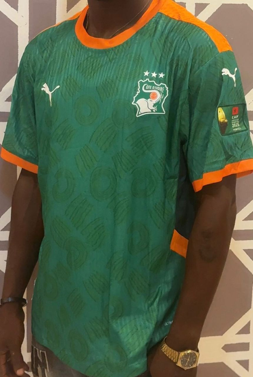Maillot pro max de la côte d'Ivoire disponible avec le logo de la.can dessus, toutes les tailles sont disponibles.
