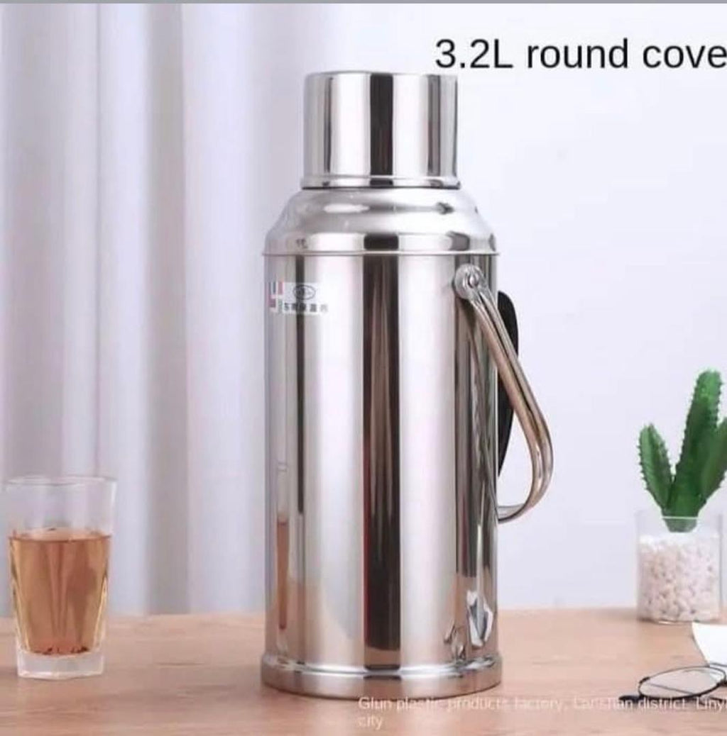 Prix :  9000f au lieu 18000f.        C'est le moment d'en profiter, commande vite pour réserver la vôtre. Thermos qui permet de leau garder de l'eau chaude pendant 2 à 3 jours . Description : mesure 3,2 litres , acier inoxydable et très solide.