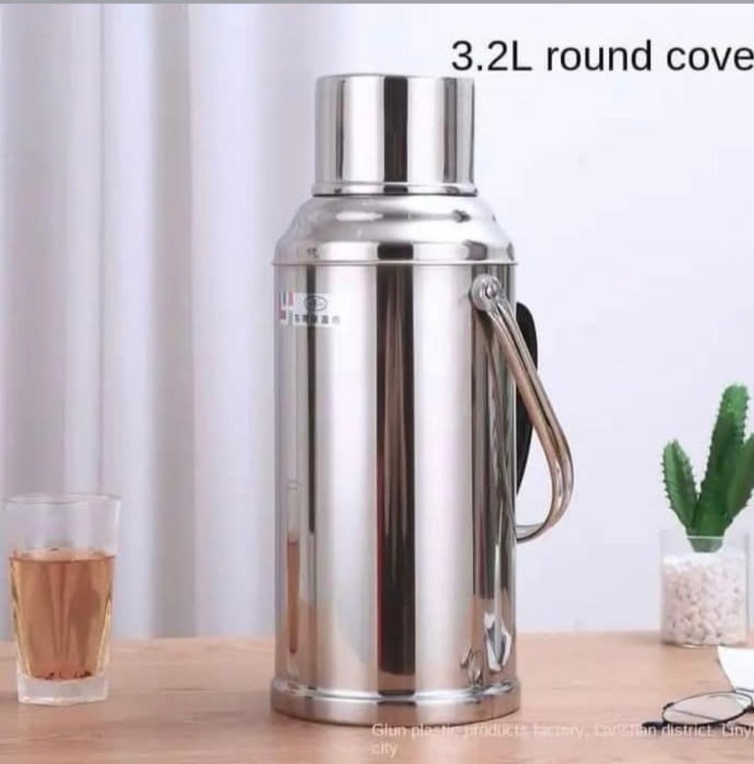 Prix :  9000f au lieu 18000f.        C'est le moment d'en profiter, commande vite pour réserver la vôtre. Thermos qui permet de leau garder de l'eau chaude pendant 2 à 3 jours . Description : mesure 3,2 litres , acier inoxydable et très solide.