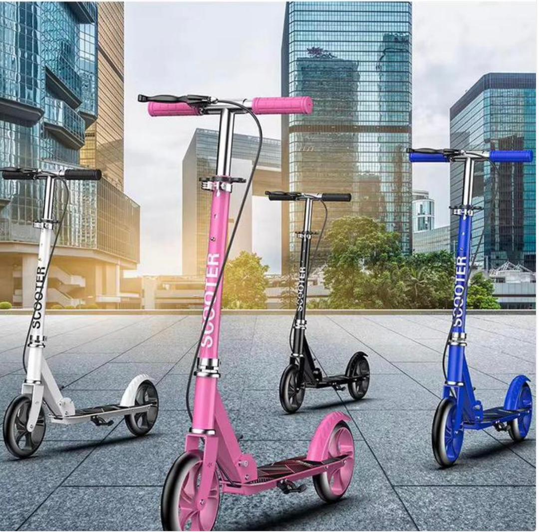 Trottinette à frein, pliable enfants et grandes personnes, solides et stable , roues lumineuses qui s'illumine pendant la conduite. Disponible en plusieurs couleurs.
