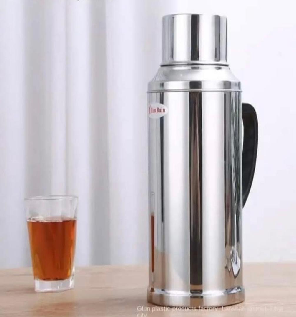 Prix :  9000f au lieu 18000f.        C'est le moment d'en profiter, commande vite pour réserver la vôtre. Thermos qui permet de leau garder de l'eau chaude pendant 2 à 3 jours . Description : mesure 3,2 litres , acier inoxydable et très solide.