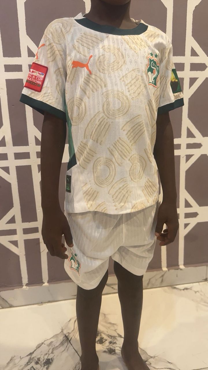 Maillot pro max de Côte d'Ivoire pour enfants ,avec le logo de la can dessus, toutes les tailles sont disponibles.