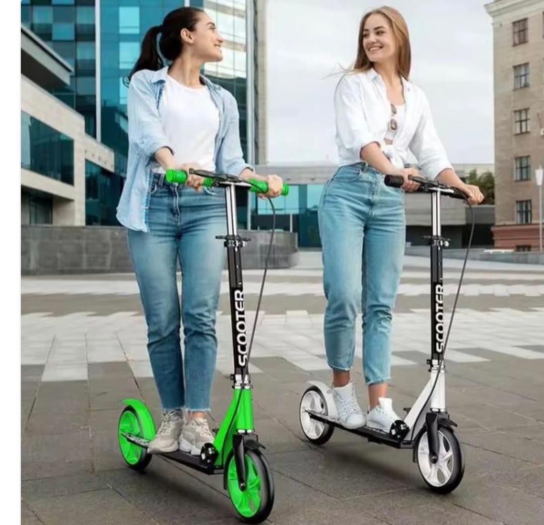 Trottinette à frein, pliable enfants et grandes personnes, solides et stable , roues lumineuses qui s'illumine pendant la conduite. Disponible en plusieurs couleurs.
