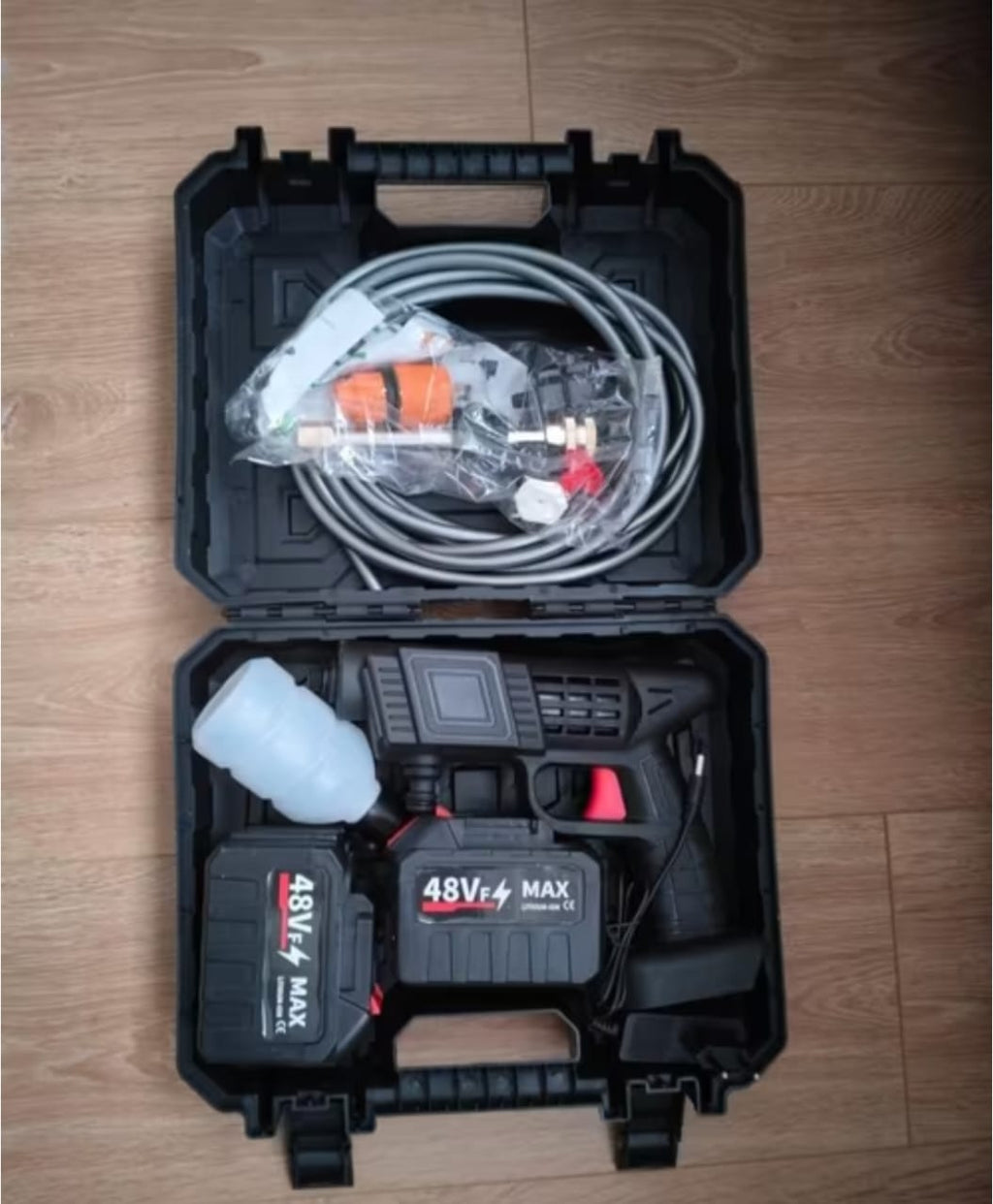 Pistolet à eau de lavage de voiture, 2 batterie de 48 volts batterie au lithium, haute tension, pression maximale 90 BAR , puissance moteur : environ 200w, temps de charge : 4h du temps .