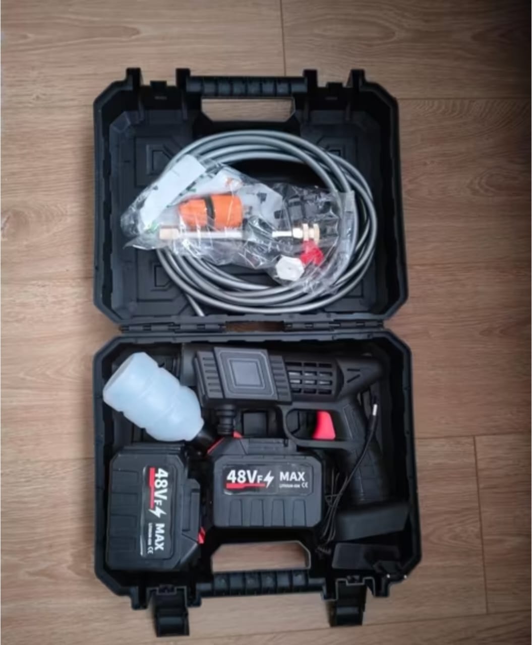 Pistolet à eau de lavage de voiture, 2 batterie de 48 volts batterie au lithium, haute tension, pression maximale 90 BAR , puissance moteur : environ 200w, temps de charge : 4h du temps .