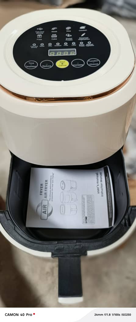 Prix : 25000f au lieu de 45000f.   Grande friteuse à air électrique 8 litres , four domestique intelligent, four à convention multifonction sans huile, 6modes de cuisson.