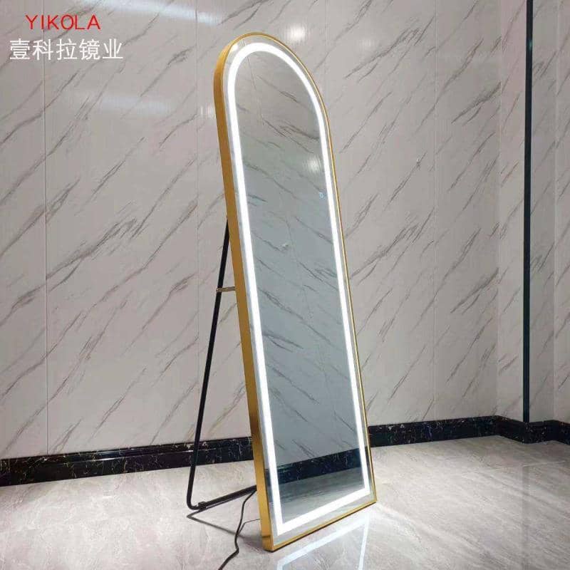 Prix : 34000f au lieu 68000f.       Formez votre espace avec ce magnifique miroir arque à LED ,emprunte , alliant design contemporain et praticite . Parfait pour une chambre ou un salon ,il offre un éclairage doux et uniforme grâce a sa bordure lumineux.