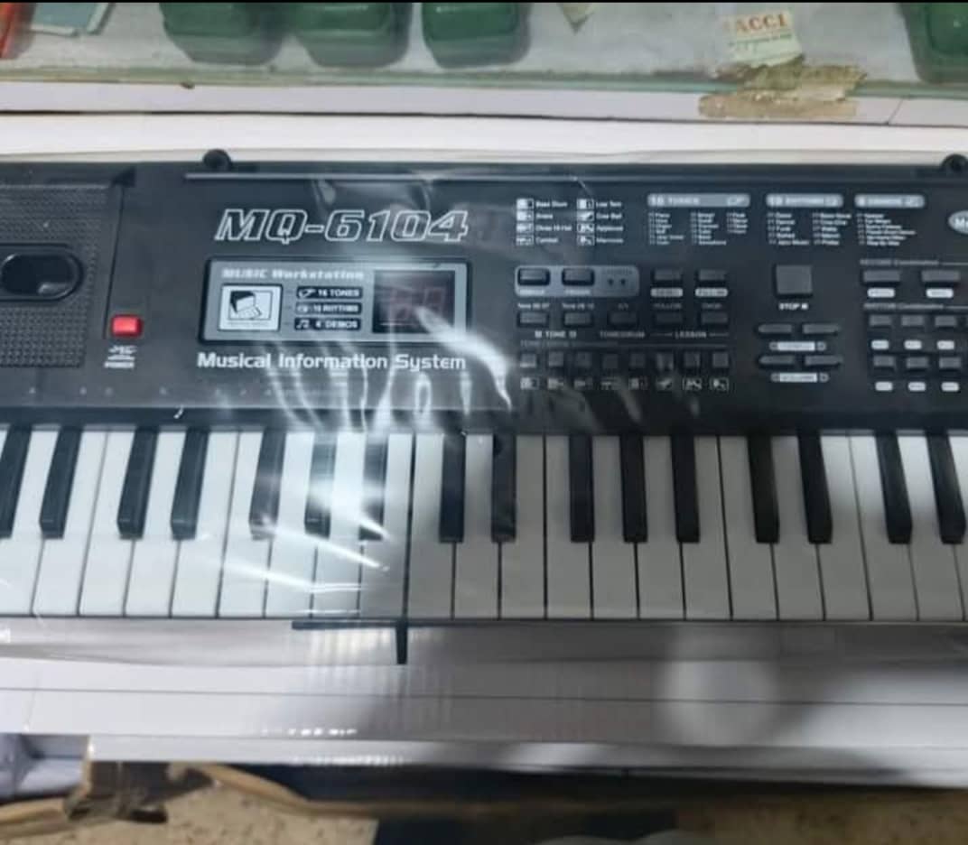 Piano apprentissage pour enfants et grandes personnes, ça prend une clé USB , 61 touches et micro
